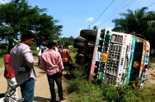 Lorry overturns after losing control