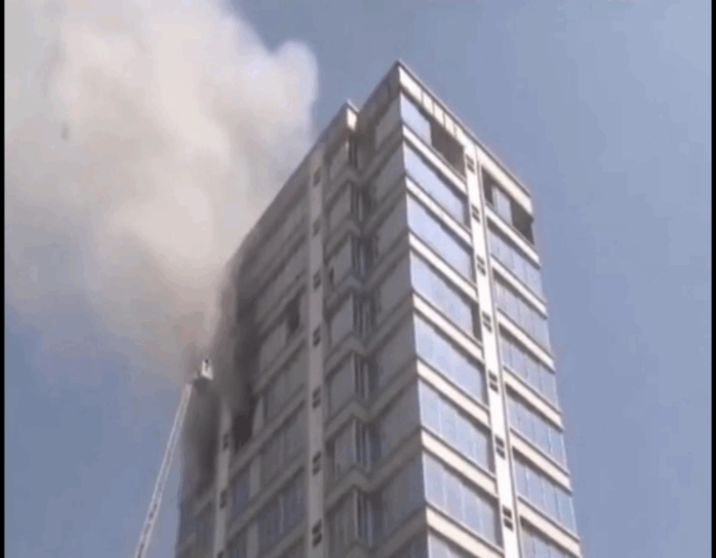 Massive fire breaks out in Mumbai