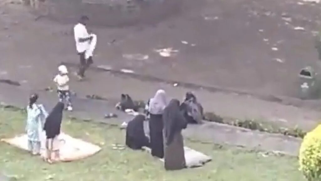 Pune Fort Namaz.. BJP workers clean up