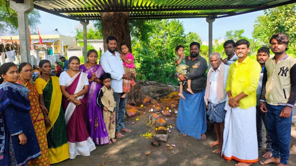 Gade Sravanthi donated 20 thousand rupees