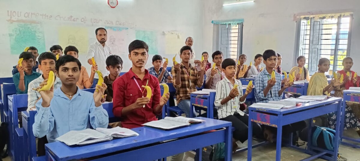 Vadtya Ramesh : పదవ తరగతి విద్యార్థులకు అల్పాహారం అందజేత