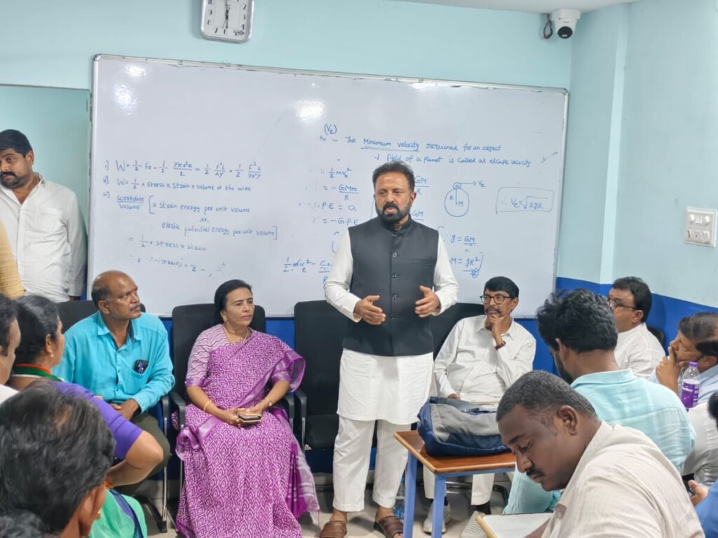 private lecturers' issue to CM's attention