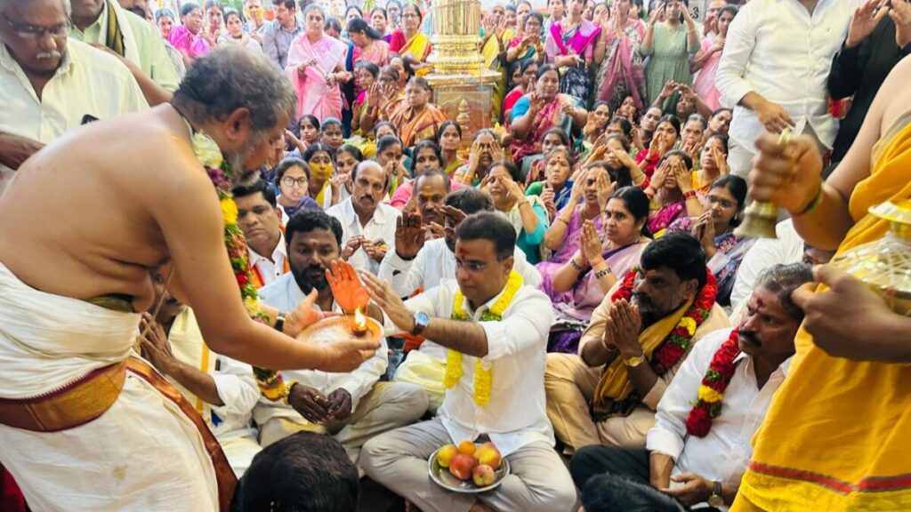 The grace of Shri Kamakshi Sametha Ekamranatha 