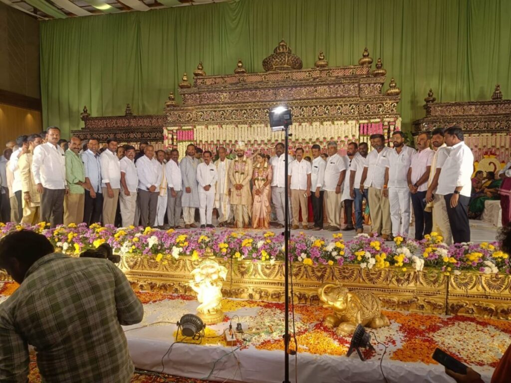 Ramavat Ravindra Kumar blessed the newlyweds