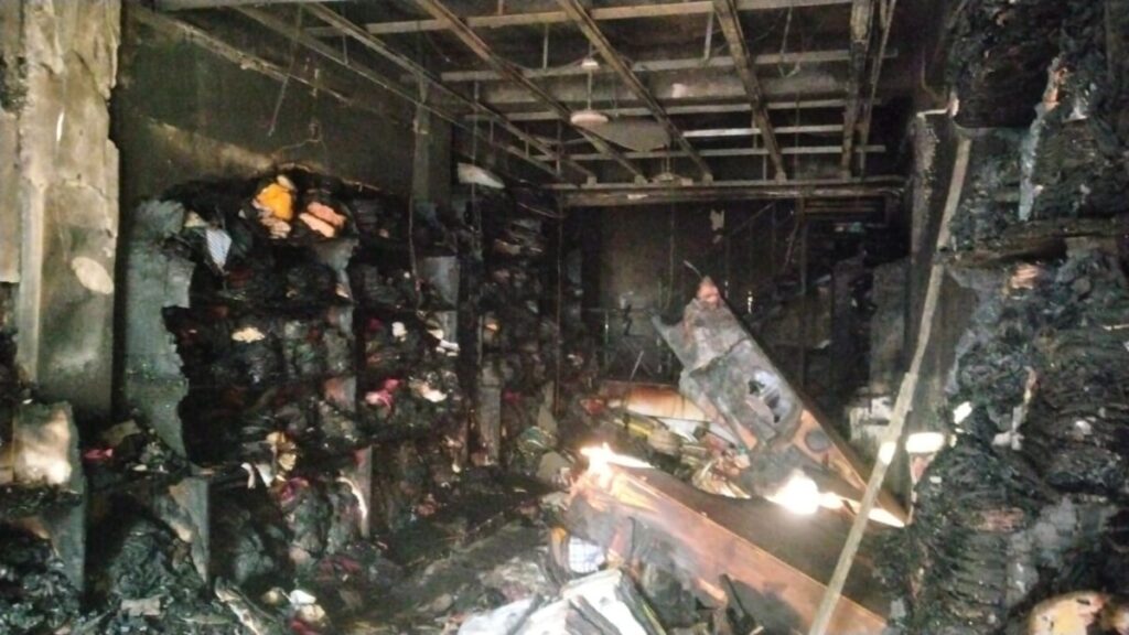Cloth store shop catches fire 