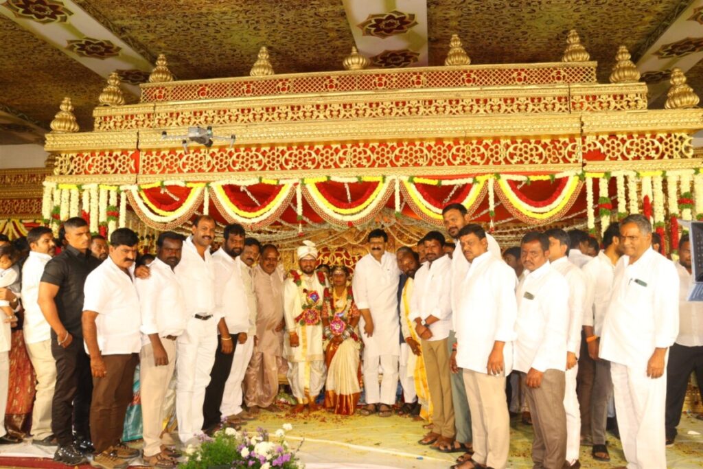 Kolan Hanmanth Reddy blessed the newlyweds