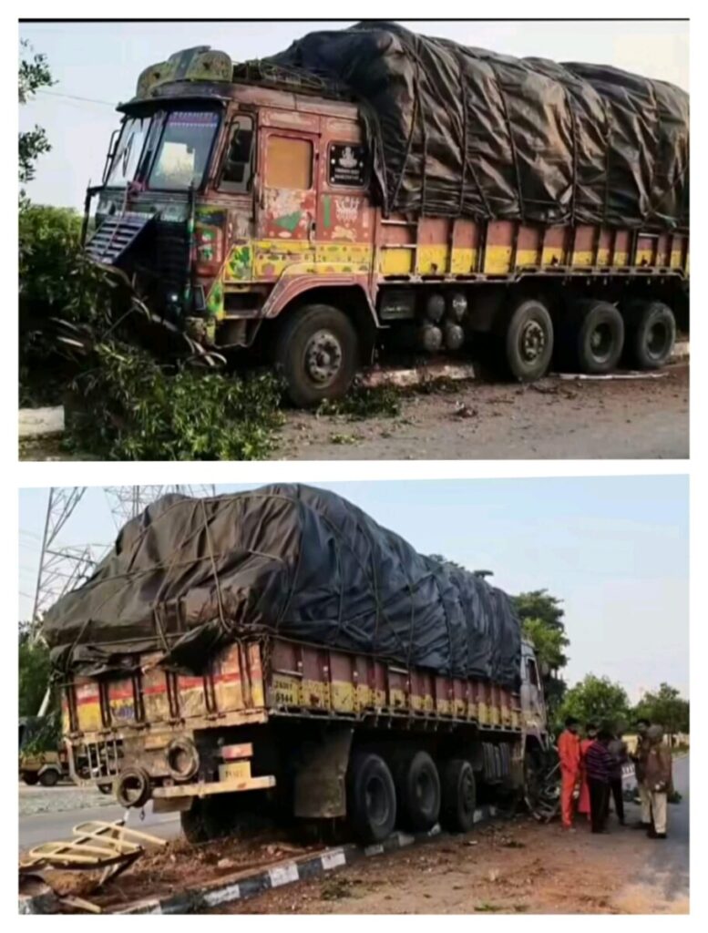 Lorry overturns on divider
