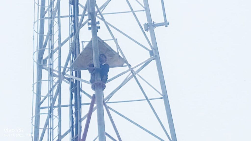 Man climbs cell tower to seek justice