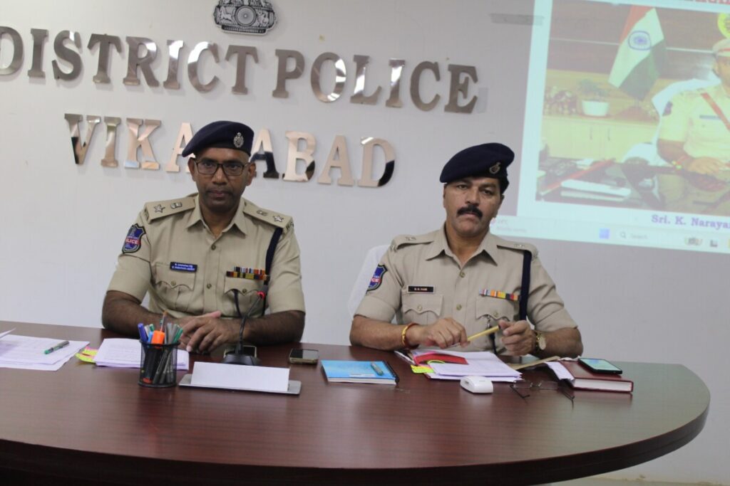 Police officers should always be available to the public