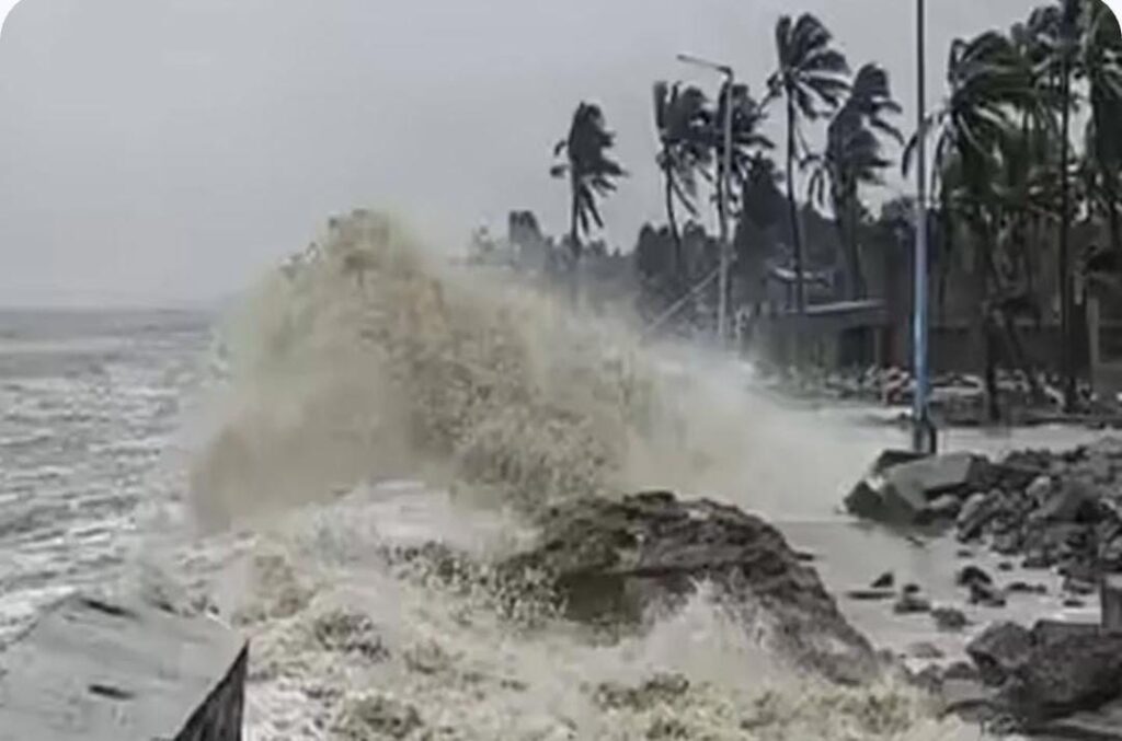A strong wind wave is strengthening on the coast of Sri Lanka