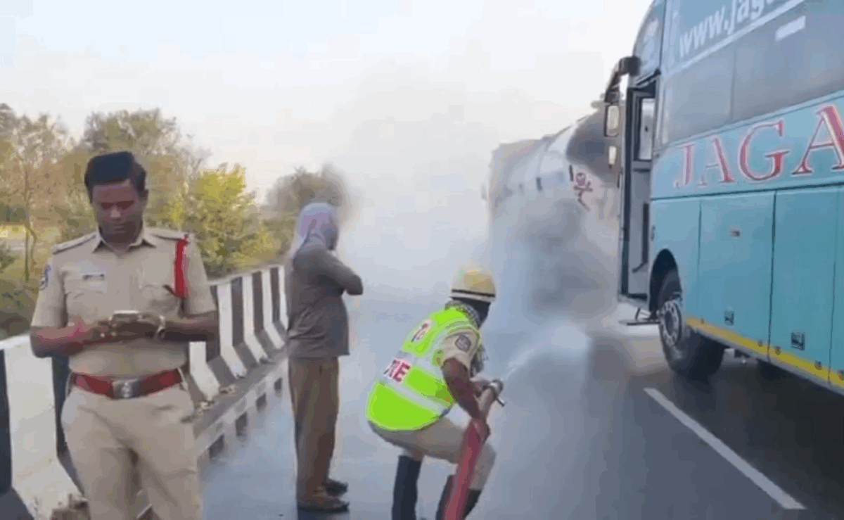 Bus hits Acid Tanker : యాసిడ్ ట్యాంకర్ను ఢీకొట్టిన ప్రైవేట్ బస్సు