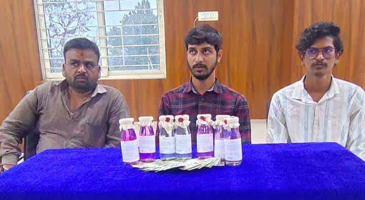 In-charge Sub-Registrar caught taking bribe