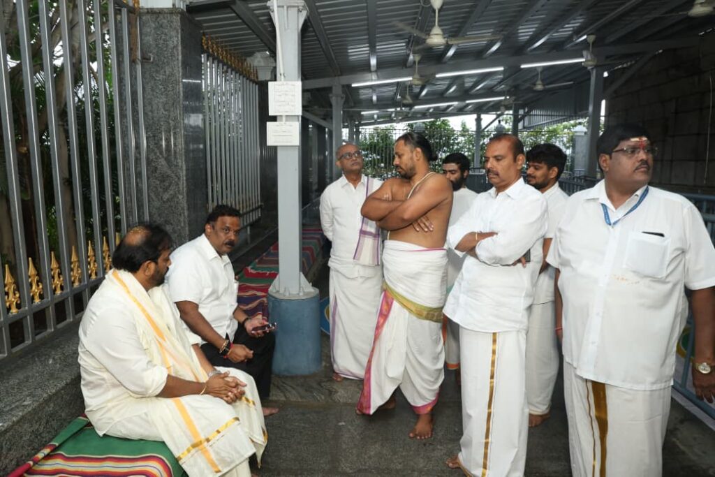 Minister Angani Satyaprasad visited the temple of Goddess Vakulamata.