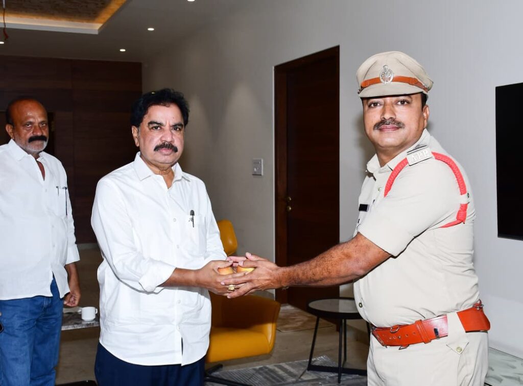 Kalyanadurgam Mandal Rural CI pays courtesy visit to MLA Amilineni