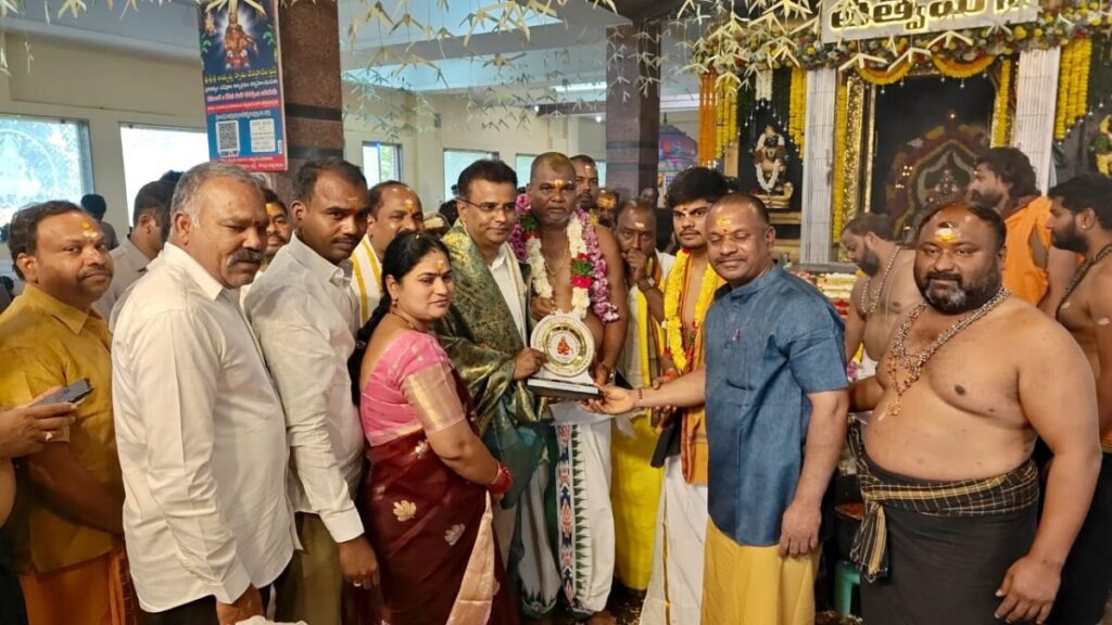 May all the people be happy with the blessings of Harihara Suthudi