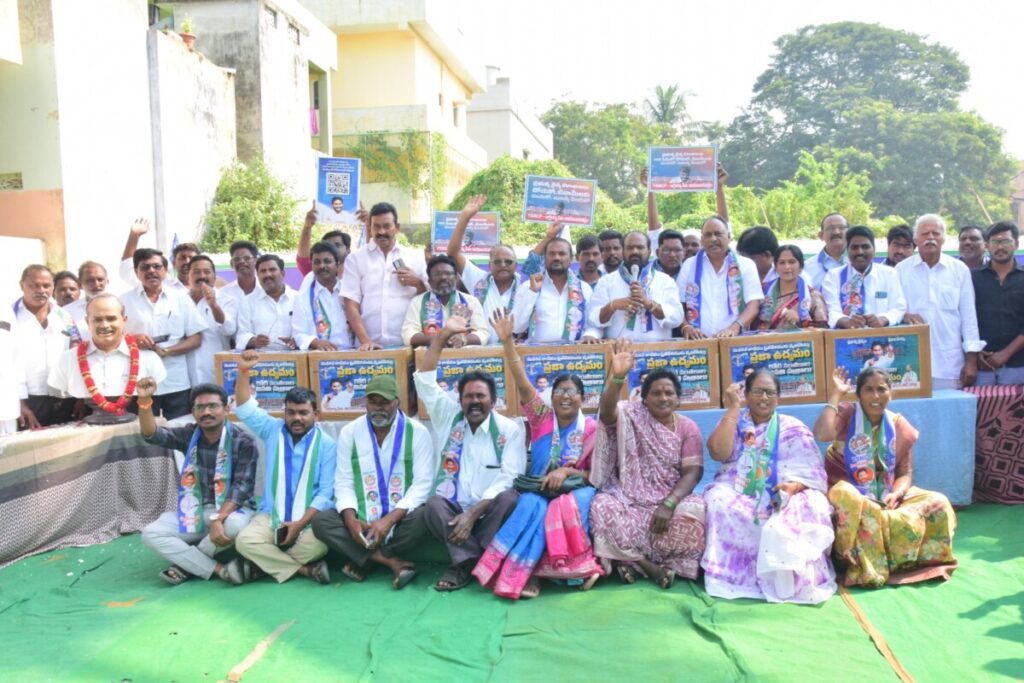 Thanniru Nageswara Rao sent one crore signatures to the district office
