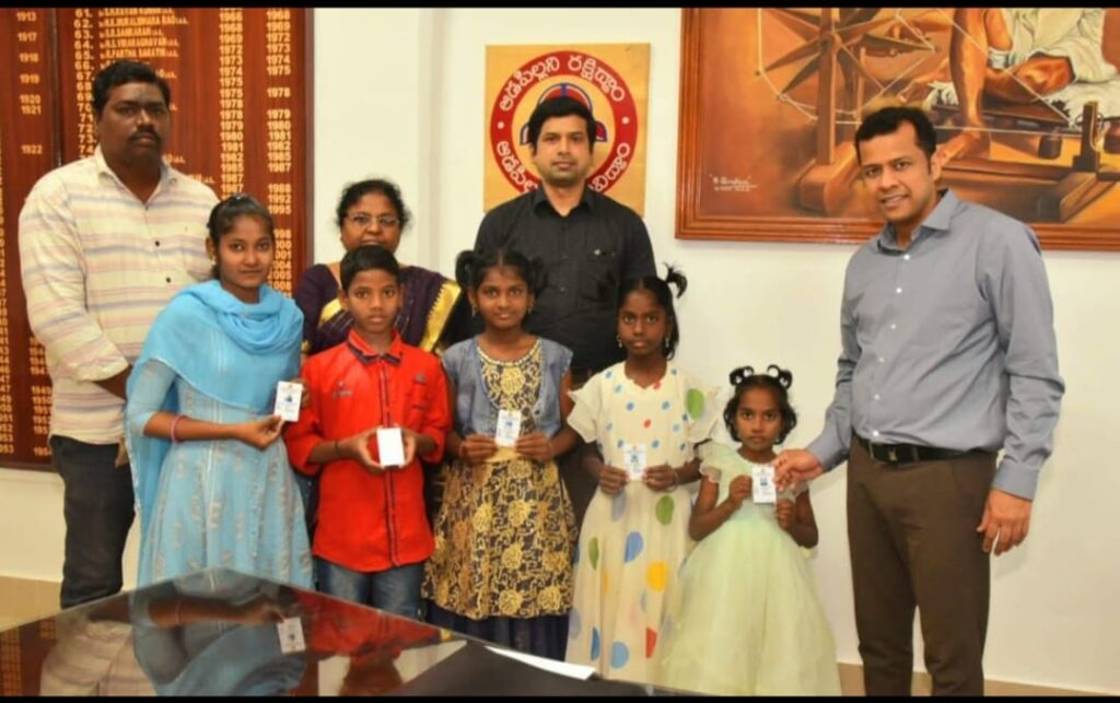 District Collector distributes Amrutha health cards