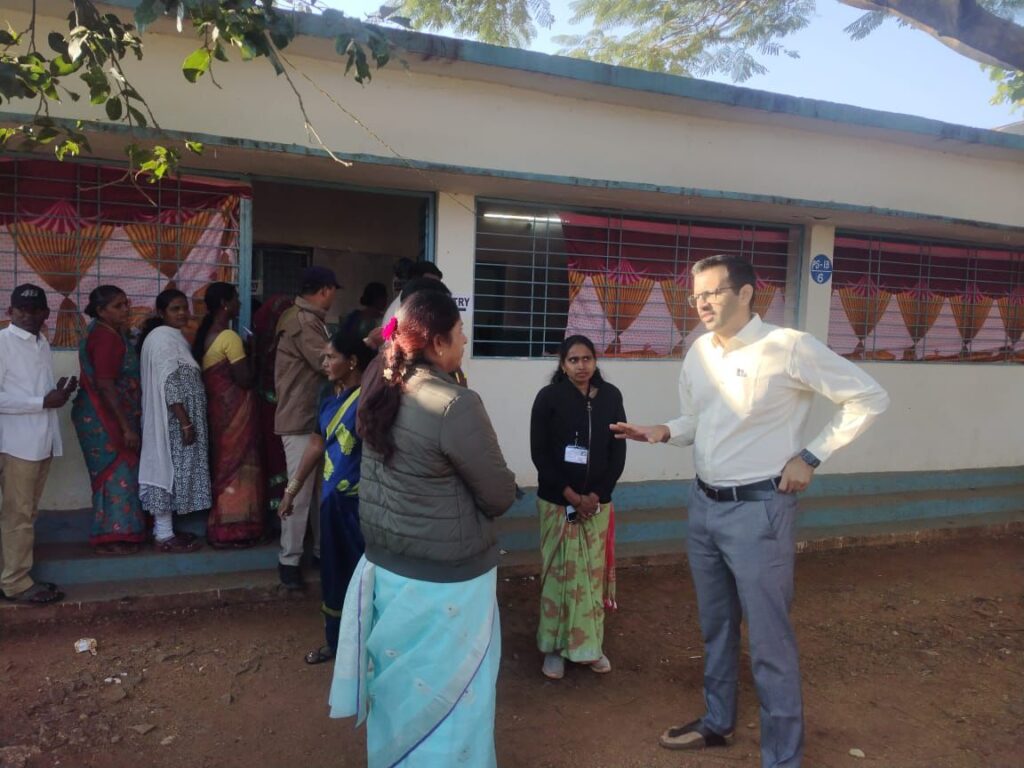 Collector Prateek Jain visited polling stations