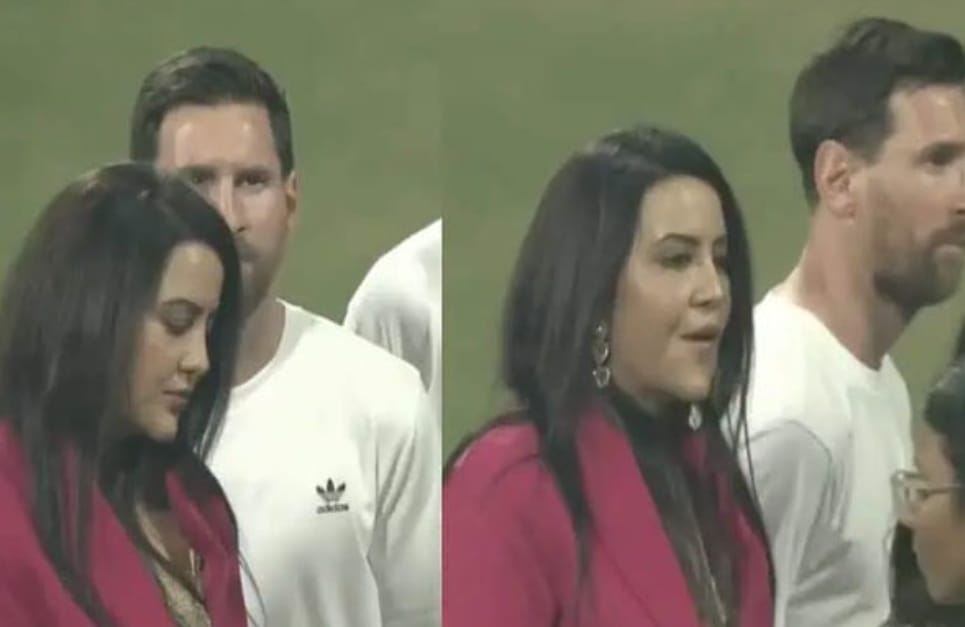 Selfie with Messi.. Maharashtra CM's wife in controversy