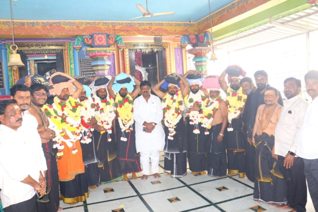 Congress Party In-charge Participates in Irumudi Program