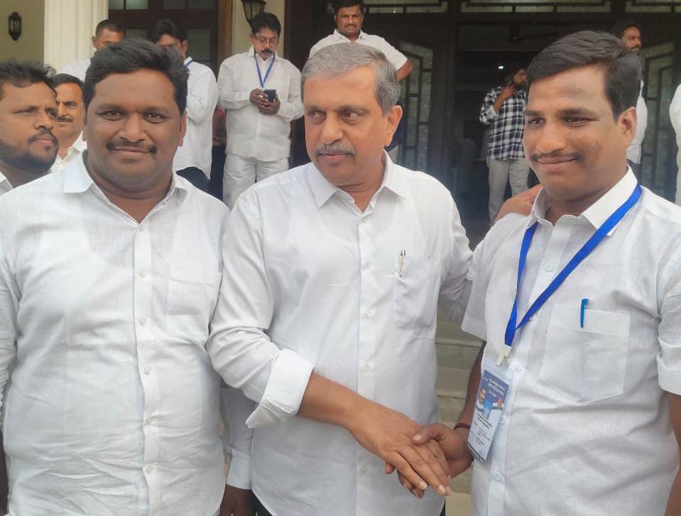 Mandapalli Ravikumar met Sajjala