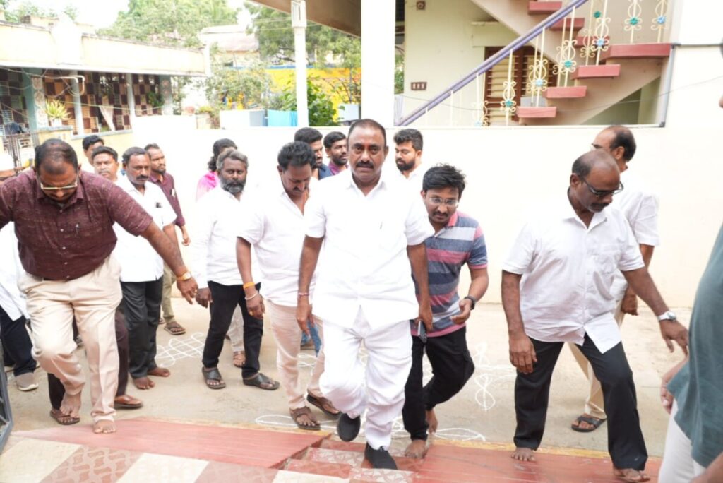 MLA Kavya Krishna Reddy learns about Bandi Reddy