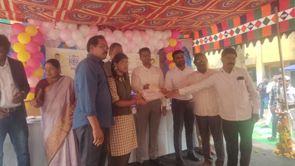 Anaparthi Old Town student Madhuri bagged third prize