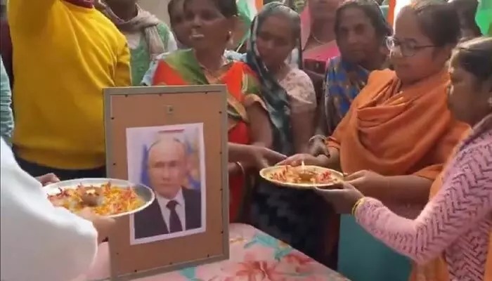 Paying homage to Putin's photo