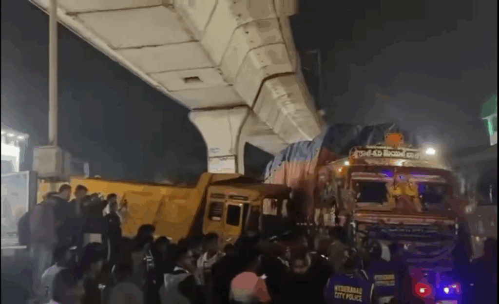 Tipper lorry crashes