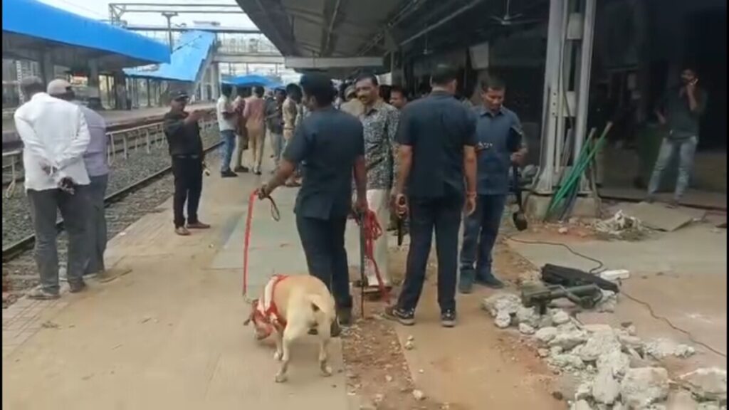Bomb scare at Kothagudem railway station 