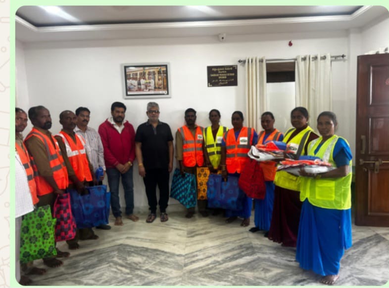 Distribution of clothes to municipal workers and staff