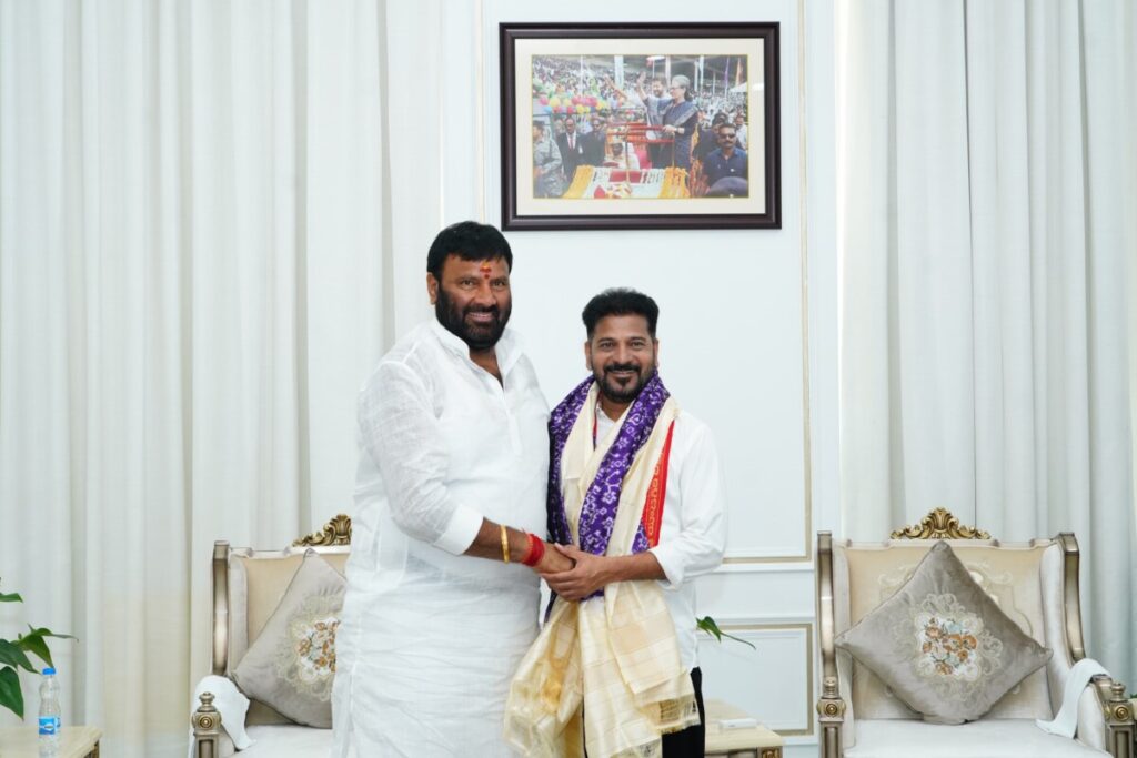 Koona Srisailam Goud greets CM Revanth Reddy 