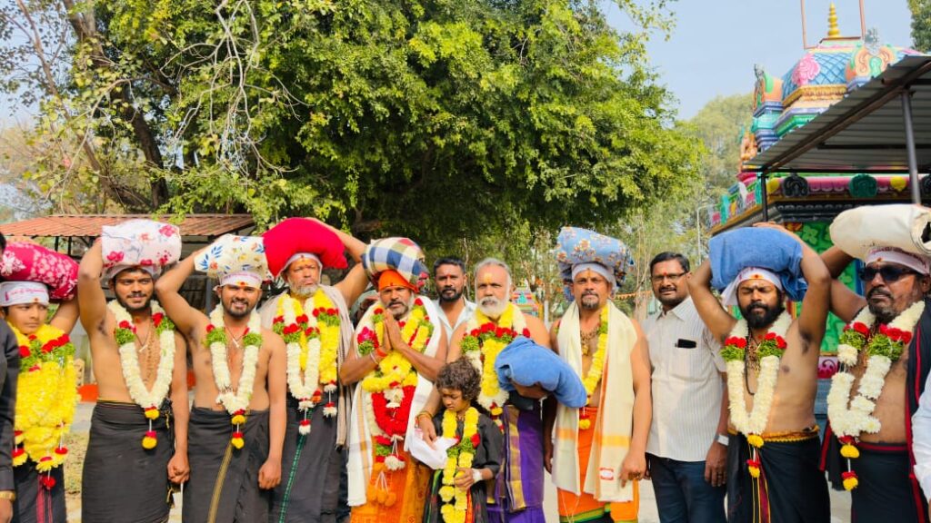 R.K. Raju Guruswamy's disciple group leaves for Sabarimala 