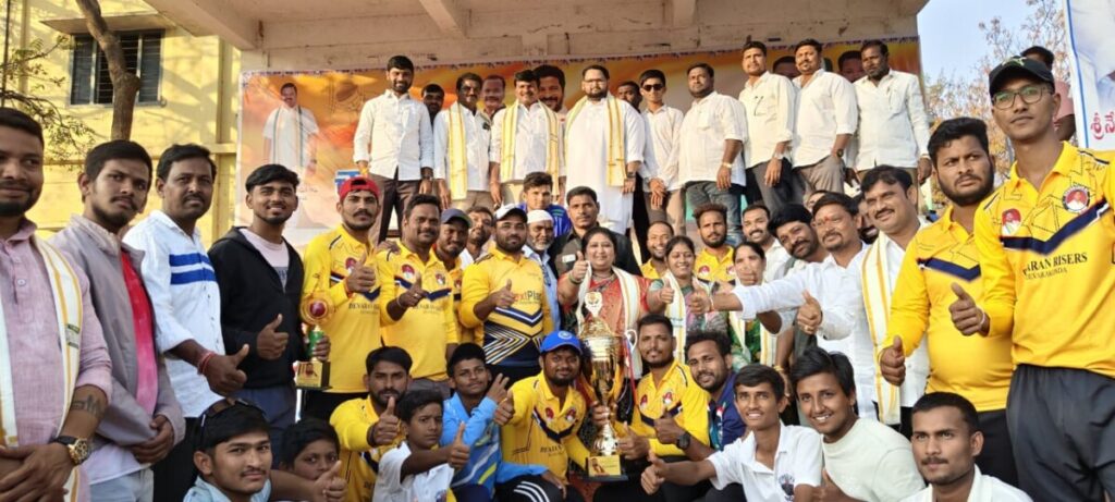 MLA presents prizes to Abhilash Naik Trophy winners