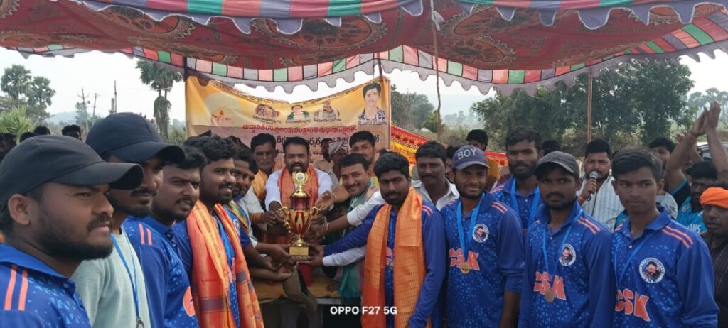 Jale Narasimha Reddy presented the prizes to the winners