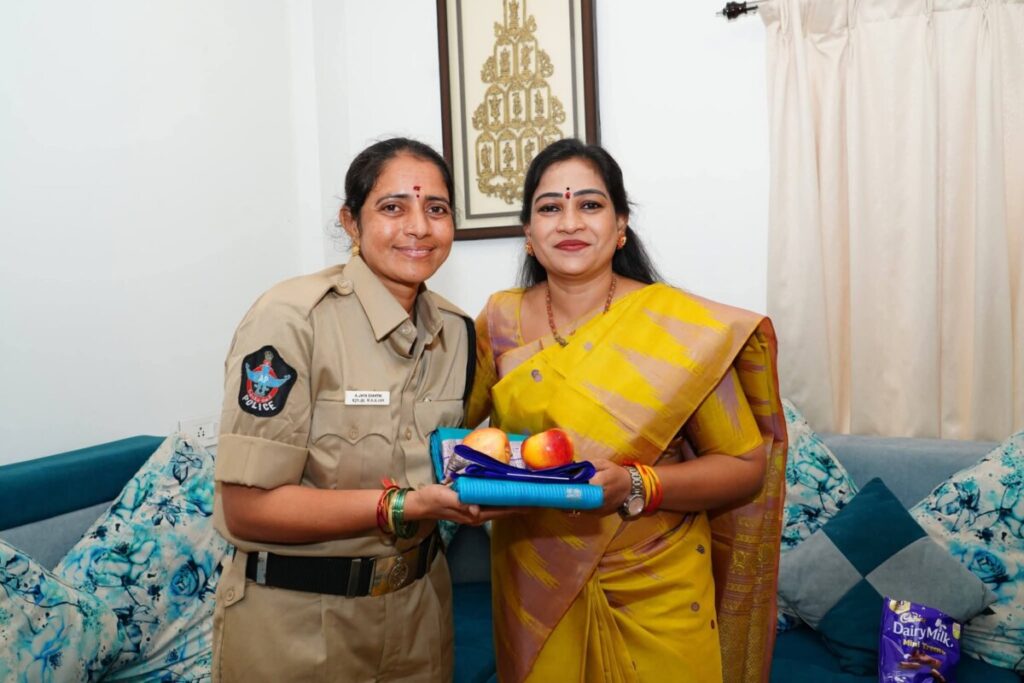 Constable Jayashanti meets Home Minister Anita