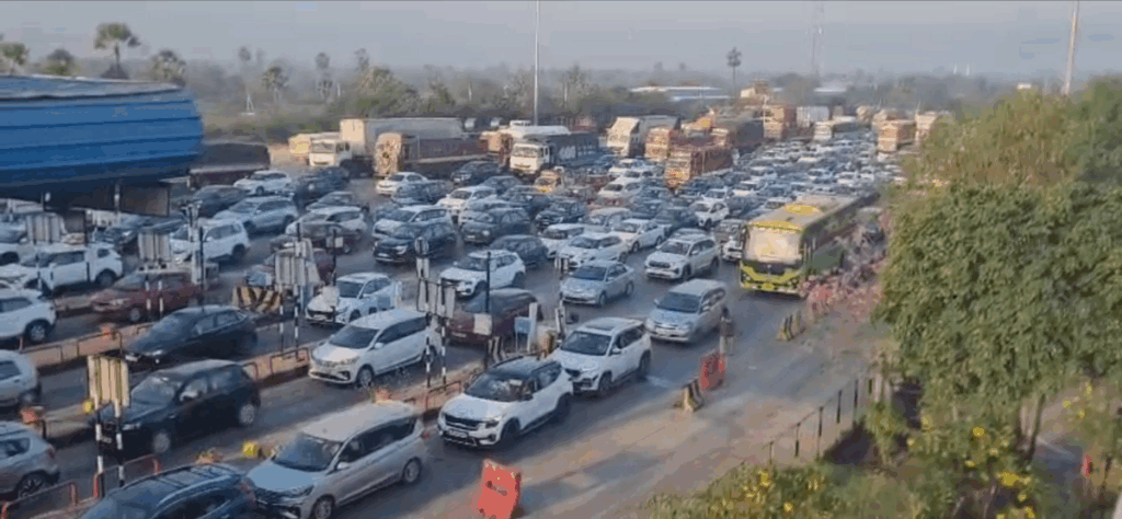 Vehicles on the Vijayawada highway 