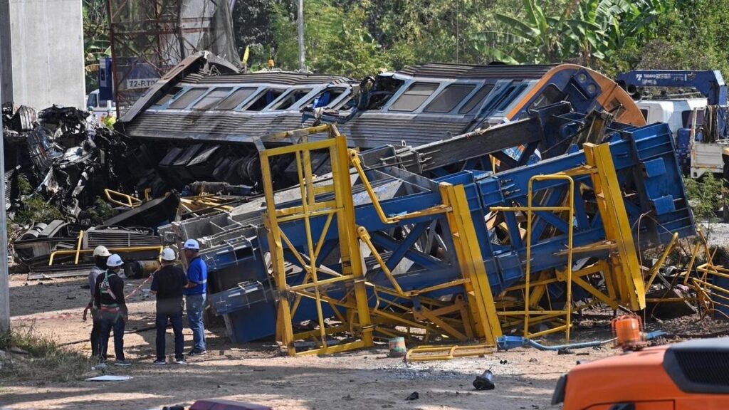Crane falls on train, 22 dead