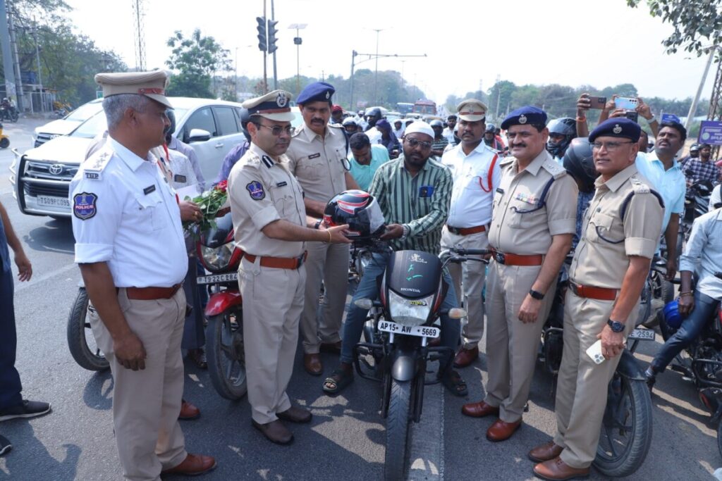 Flowers distributed to those who wear helmets 