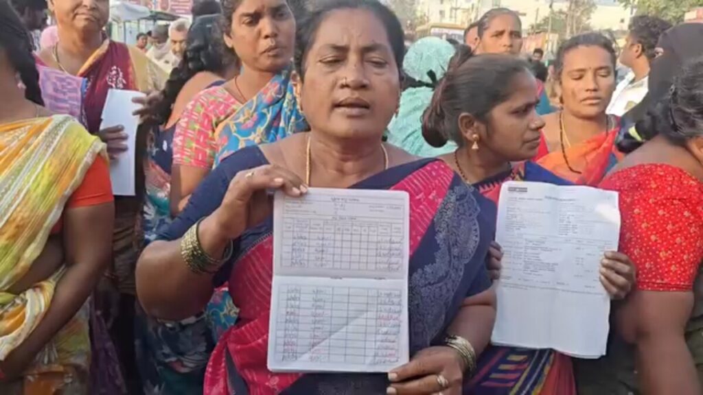 Dwakra women protest in front of Narasaraopet Stadium