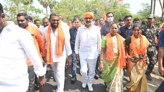 Bees attack during Bandi Sanjay's padayatra 