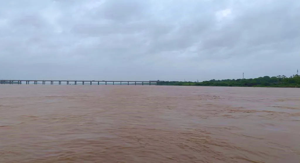 Floodwaters Rising : భద్రాచలం దగ్గర గోదావరికి పెరుగుతున్న వరద Floodwaters Rising
