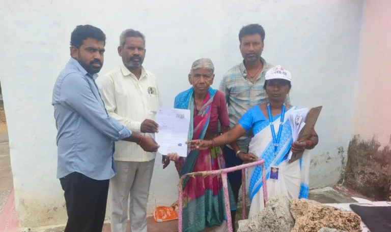 Door-to-Door Voter Registration : SIR ప్రక్రియలో ఇంటింటికి వెళ్లి ఓటరు వివరాల నమోదు WhatsApp Image 2026-07-17 at 13.28.11