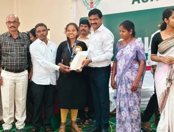 Shining Star : అరకువ్యాలీ శారదానికేతన్ స్కూల్ విద్యార్థినికి 'షైనింగ్ స్టార్' అవార్డు WhatsApp Image 2026-07-20 at 20.16.45