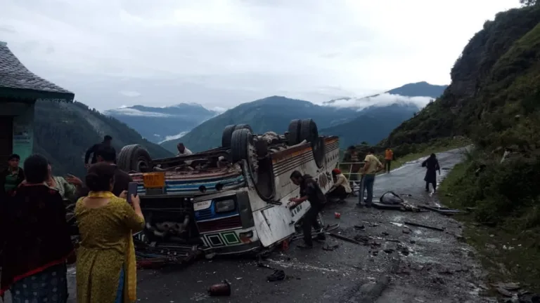 Bus Overturns : మలుపు వద్ద అదుపుతప్పి బస్సు బోల్తా 1200-675-27342222-1075-27342222-1786166054909