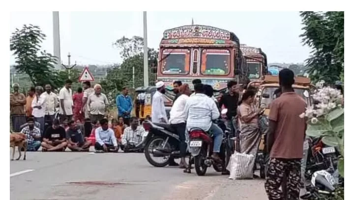 Mass Protest : ఖాళీ బిందెలతో జాతీయ రహదారిపై మహా ధర్నా. WhatsApp Image 2026-08-01 at 16.53.14