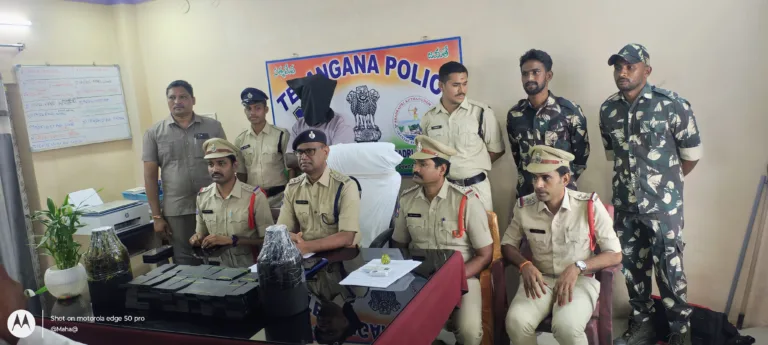 Police Uncover Black Money Scam : అశ్వారావుపేట లో బ్లాక్ మనీ భాగోతం ను బయటపెట్టిన పోలీసులు రూ.13 లక్షలు వసూలు చేసిన నిందితుడు అరెస్ట్ WhatsApp Image 2026-08-04 at 15.55.34