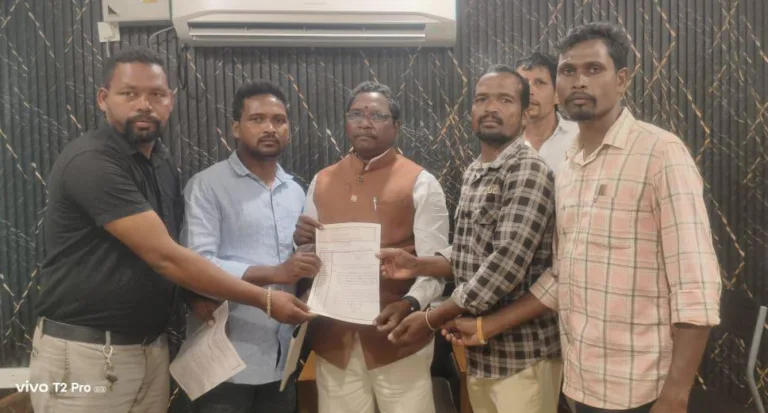 JAC meet ST Commission Chairman : ఆదివాసీ హక్కుల పరిరక్షణకు ఎస్టీ కమిషన్ చైర్మన్ను కలిసి వినతి పత్రం అందజేసిన జేఏసీ నాయకులు WhatsApp Image 2026-08-05 at 17.28.51