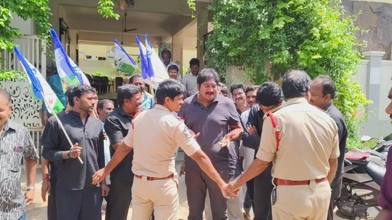 Girajala Babu House Arrest : కడియంలో వైఎస్సార్సీపీ నేత గిరజాల బాబుకు హౌస్ అరెస్ట్ WhatsApp Image 2026-08-10 at 16.09.42