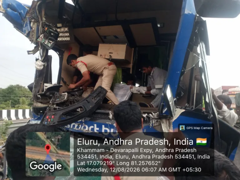 Bus Rams Lorry : ఆగి ఉన్న లారీని ఢీ కొట్టిన ప్రైవేట్ ట్రావెల్ బస్సు పలువురికి గాయాలు WhatsApp Image 2026-08-12 at 08.43.58